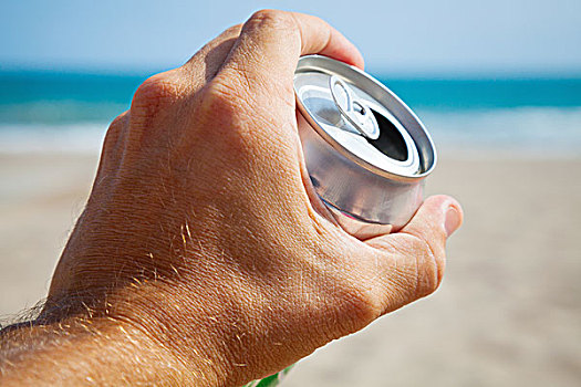 铝,罐,啤酒,男性,手,海滩,海洋,背景