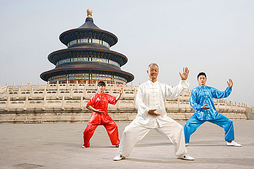 中国武术--有三个人在天坛祈年殿前练太极