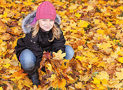小,金发,女孩,座椅,公园,地面,黄色,秋叶,户外,微笑,头像