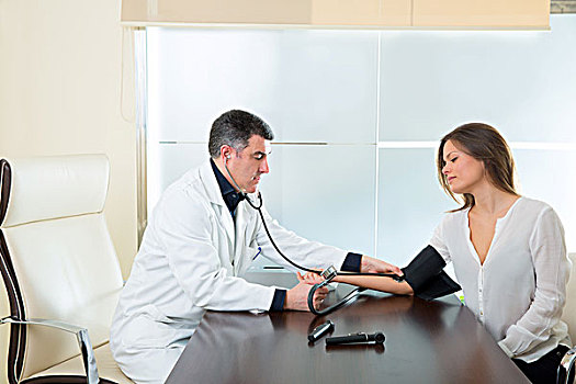 医生,男人,检查,血压计,女患者,手臂,医院,办公室