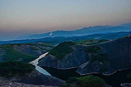 山,夕阳,霞光,傍晚,线条,层次,驴友,旅行,地质公园,丹霞地貌,灌木,水潭,素材,质感,设计,细腻,纹理,树