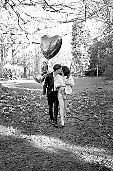 年轻夫妇亲吻在公园,控股心,形,气球
