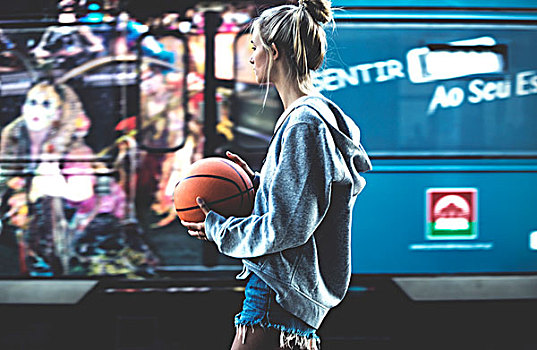 美女,走,拿着,篮球,巴士,后面