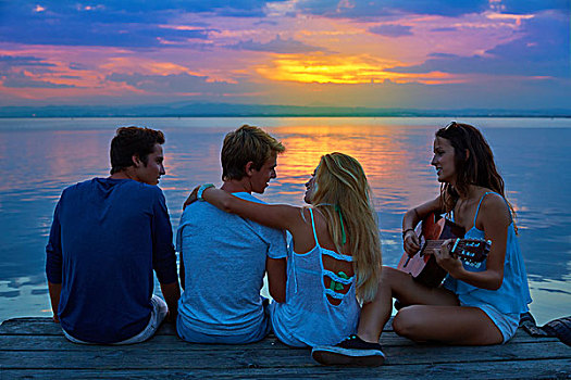 朋友,群体,弹吉他,日落,码头,黄昏,海滩,高兴