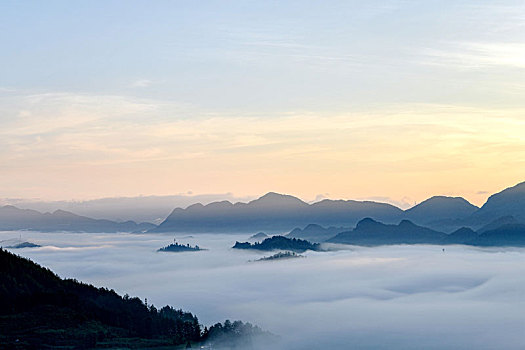 重庆酉阳,雨后白雾满山岗