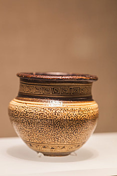首都博物馆珍藏的吉州窑白釉褐彩缠枝蔓草纹罐南宋