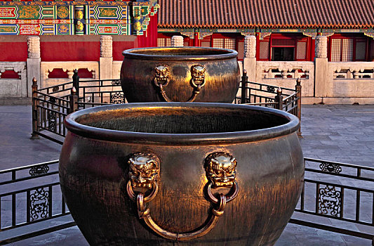 故宫里太和殿前的鎏金铜缸