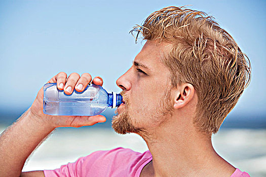 特写,男青年,饮用水,水瓶,海滩