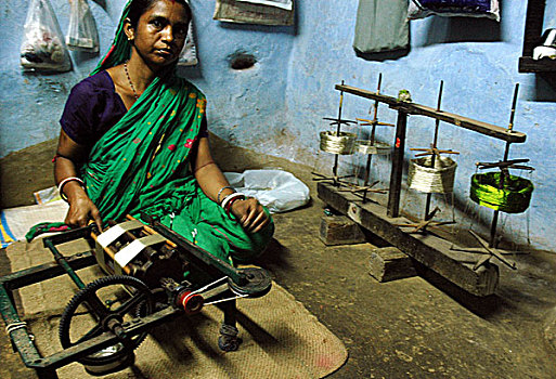 女人,制作,线,旋转,轮子,在家,西孟加拉,印度,七月,2005年