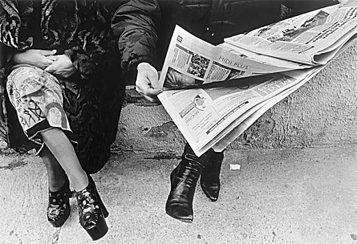 两个,女人,风景,坐,墙壁,一个,读,报纸,法国