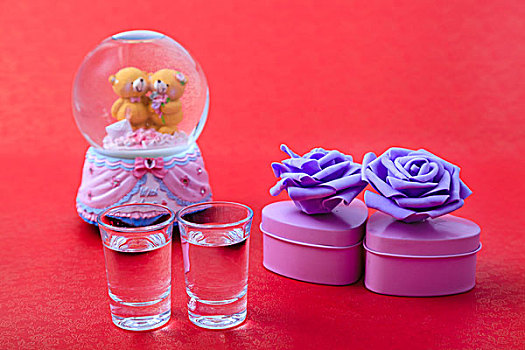 水晶球旋转爱情小熊紫色玫瑰花礼盒和透明酒杯