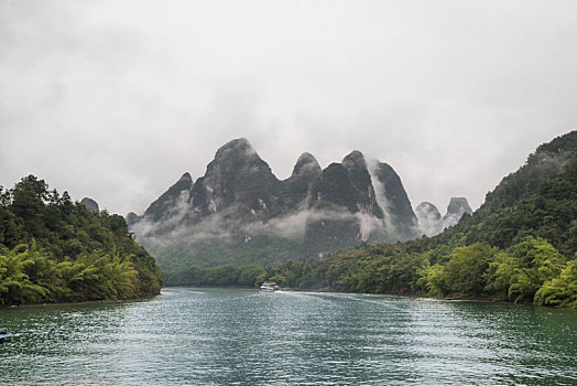 烟雨中的中国桂林漓江山水风光