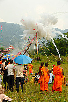 节日,发射,爆炸,僧侣,橙色,长袍,看,省,老挝,东南亚,亚洲