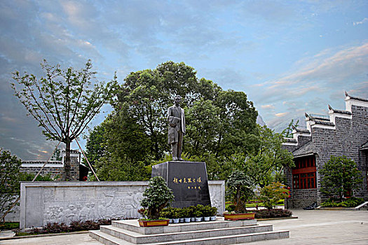 中国历史文化名镇--龙潭古镇赵庄---赵世炎革命纪念馆广场