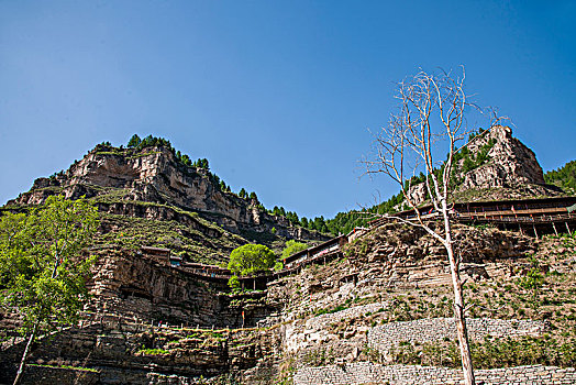 山西宁武县涔山乡悬空村,悬崖上的村庄