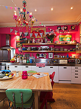 厨房操作台,深粉色,墙壁,长,木质,架子,简单,木桌子,彩色,复古,椅子,前景