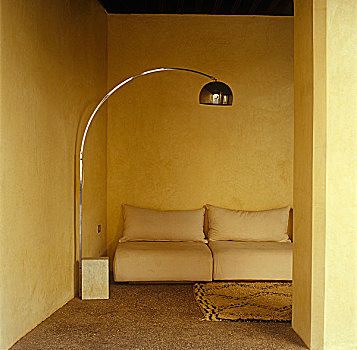 灯,一个,尾端,现代,摩洛哥,起居室,低,舒适,椅子