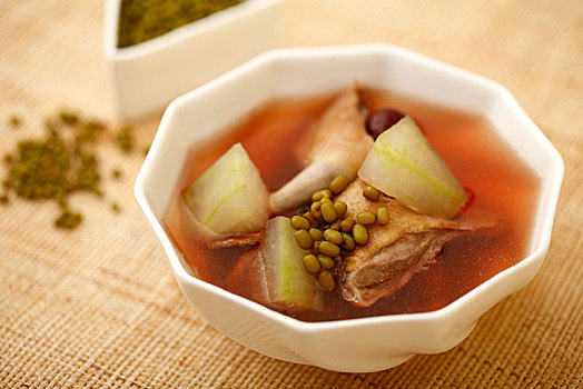 冬瓜绿豆鹌鹑汤