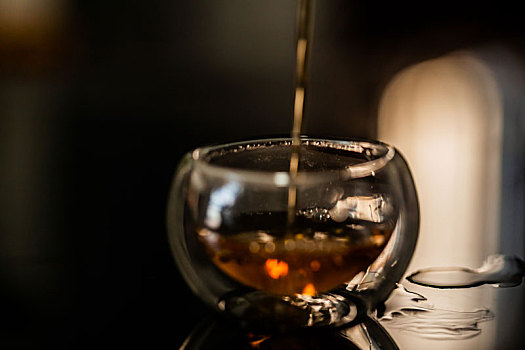 中国传统文化茶文化透明茶杯与红茶