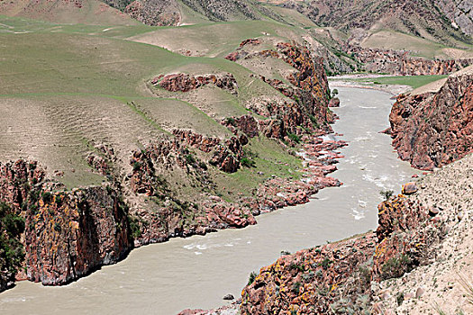 新疆天山里一段河流峡谷