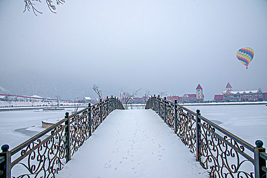 四川大邑县西岭雪山滑雪场日月坪映雪湖上的小桥