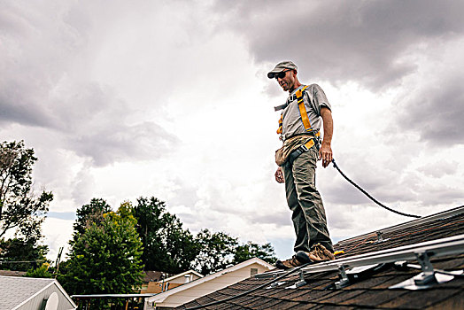 工人,房顶,房子,准备,安装,太阳能电池板,仰视