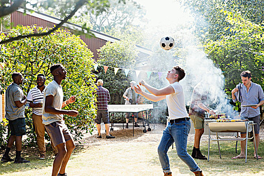 男性,朋友,玩,足球,乒乓,享受,后院,烧烤
