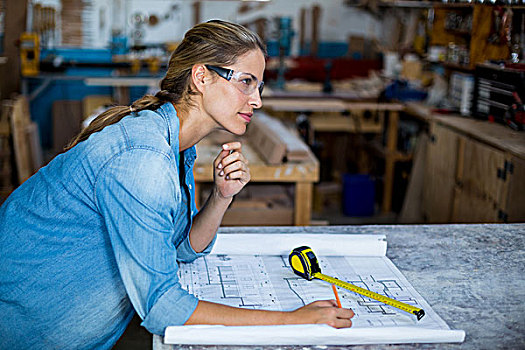 女性,木匠,标记,蓝图,工作间