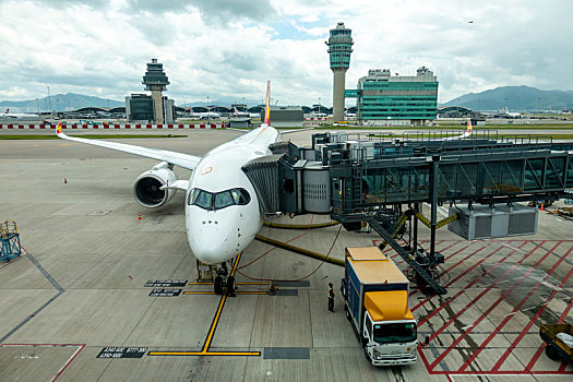 一架香港航空的客机停靠在香港国际机场空桥旁