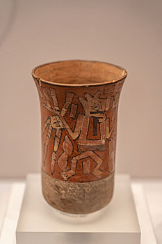 秘鲁安东尼尼教育博物馆纳斯卡文化晚期持飞镖人物陶瓶