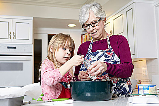 女孩,祖母,测量,盐,烹调