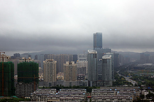 山东省日照市,乌云翻滚山雨欲来,港口生产繁忙有序未受影响