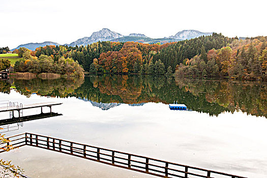 秋天,湖
