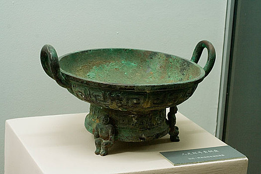 内蒙古博物馆陈列汉代人足环耳青铜盘