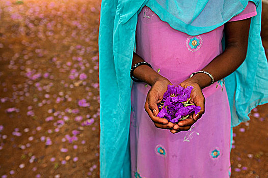 女孩,拿着,粉红色,紫色,花,地面,树,棕榈树,手,相配,花园,孟买,印度