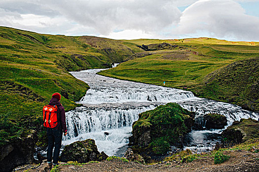 后视图,中年,男人,看,河,流动,茂密,绿色,风景,冰岛