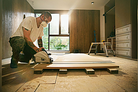 建筑工人,纹身,台锯,切削,木头,木板,房子