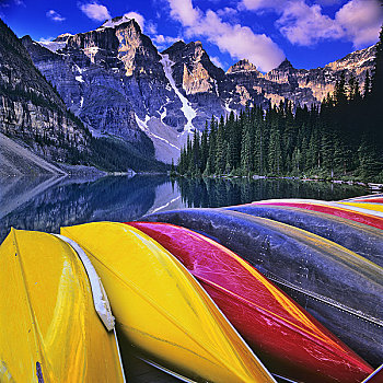 船,湖岸,十峰谷,冰碛湖,班芙国家公园,艾伯塔省,加拿大