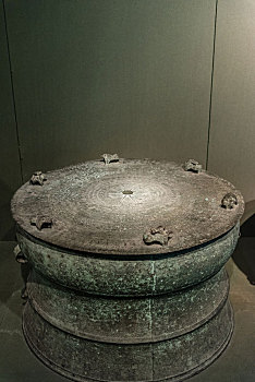 上海博物馆的东汉青铜器蛙饰鼓