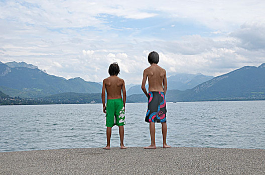 后视图,男孩,站立,岸边,湖,阿尔卑斯山,法国