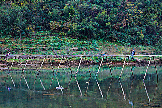 木桥,山水,游客