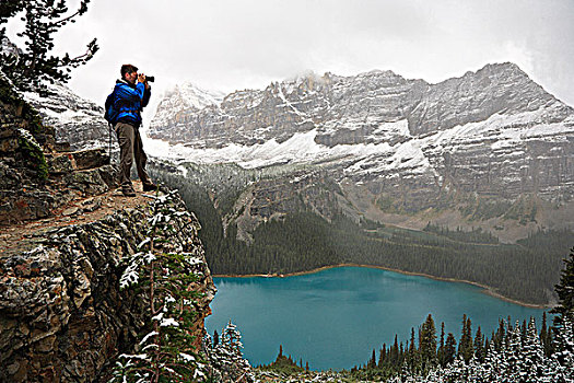成熟,男人,远足,石台,小路,攀升,背景,欧哈拉湖,幽鹤国家公园,不列颠哥伦比亚省,加拿大