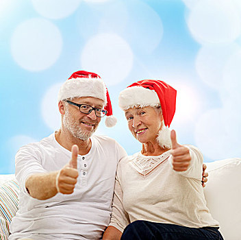 家庭,休假,圣诞节,岁月,人,概念,高兴,老年,夫妻,圣诞老人,帽子,坐,沙发,上方,蓝色,背景,展示,竖大拇指,手势