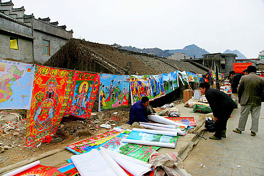 重庆秀山洪安边城茶峒镇街头卖年画的小商贩