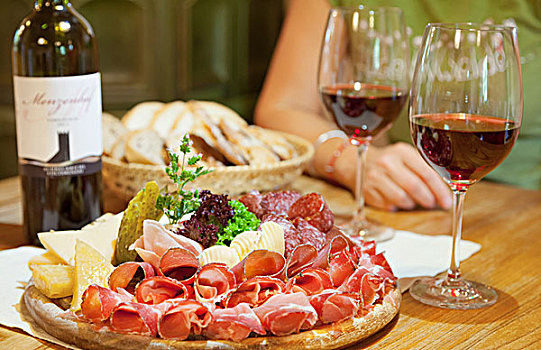 桌面布置,特色产品,南蒂罗尔,红酒,奶酪,意大利腊肠,博尔查诺,省,特兰迪诺,意大利,欧洲