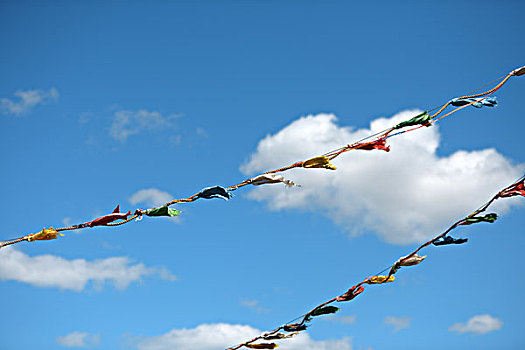 经幡,蓝天白云,prayerflagsininnermongolia