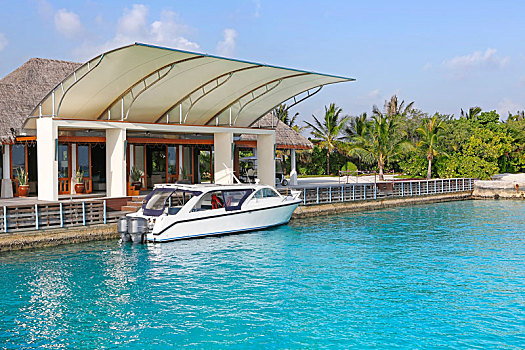 马尔代夫,水面上行驶的快艇