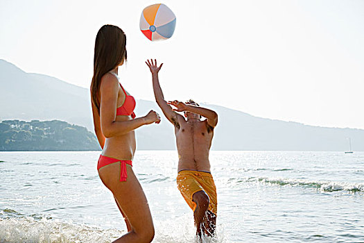 年轻,情侣,玩,水皮球,海滩