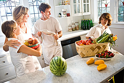 年轻家庭,厨房,新鲜水果,蔬菜