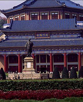广东省广州市中山纪念堂前的孙中山铜像
